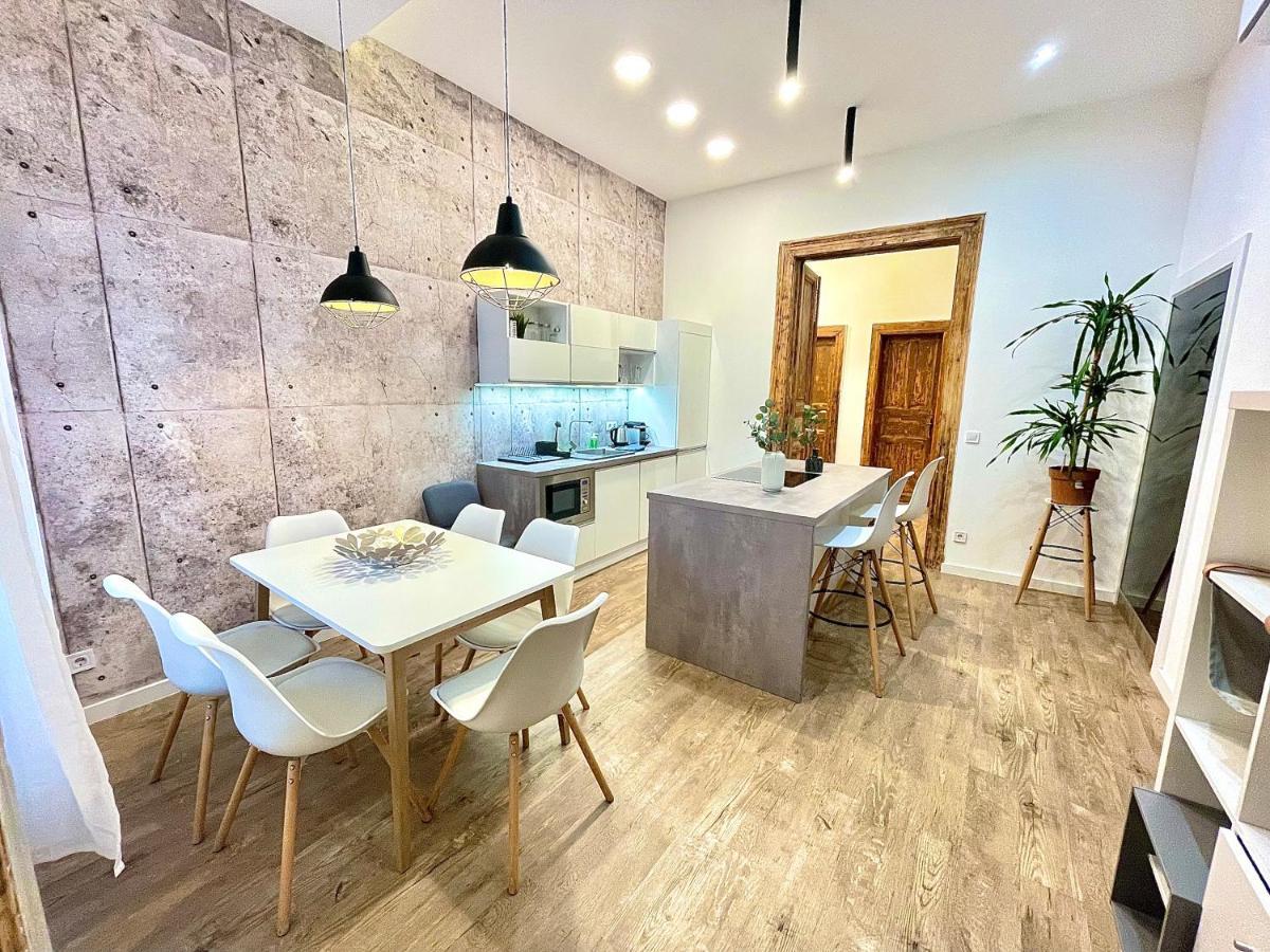 Apartment Dream Design - 3 Bedrooms & Finn Sauna Budapest